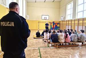 Zbliżające się ferie zimowe tematem spotkania dzielnicowego z uczniami w Płoszowie.