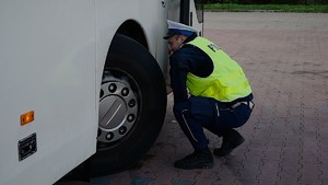 Policyjne kontrole autobusów podczas ferii zimowych.