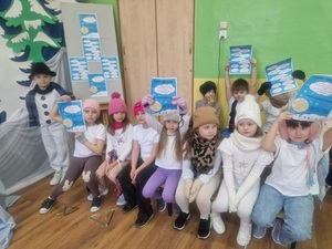 Pogadanka dzieci z policjantem dotycząca zimowych zabaw