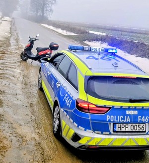Policyjny radiowóz i skuter.
