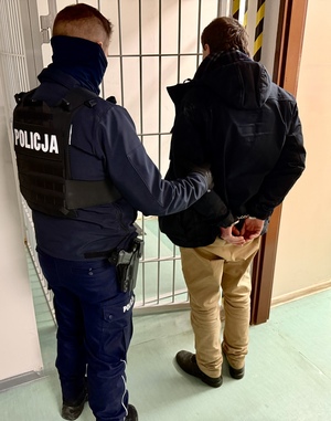 Policjant i osoba zatrzymana.