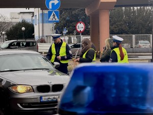 Policjanci i pracownicy Urzędu Miasta.