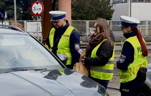 Policjanci i pracownicy Urzędu Miasta.