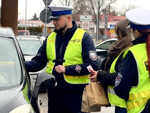 Policjanci i pracownicy Urzędu Miasta.