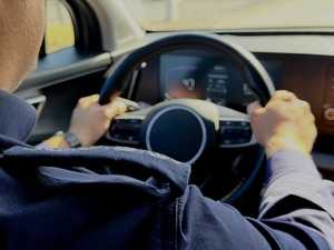 Ręce na kierownicy.