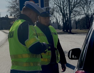 Policjanci podczas kontroli drogowej.