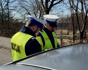 Policjanci podczas kontroli drogowej.