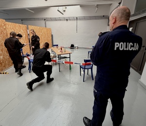 Policyjna praktyka dla uczniów klas mundurowych.