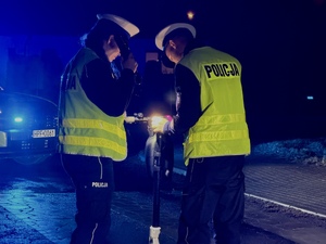 Policjanci na miejscu wypadku.