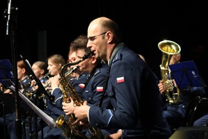 Policyjna orkiestra zagrała dla kobiet.