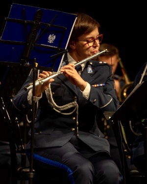 Policyjna orkiestra zagrała dla kobiet.