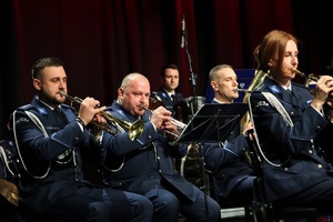 Policyjna orkiestra zagrała dla kobiet.