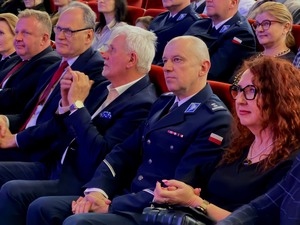 Policyjna orkiestra zagrała dla kobiet.