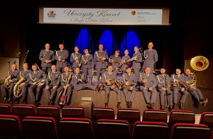 Policyjna orkiestra zagrała dla kobiet.