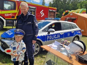Policjant podczas pikniku profilaktycznego