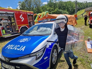 Policjanci podczas pikniku profilaktycznego