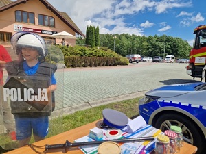 Policjanci podczas pikniku profilaktycznego