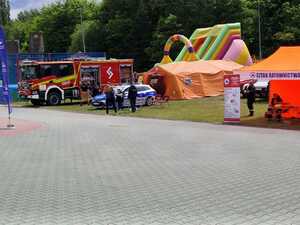Policjanci podczas pikniku profilkatycznego