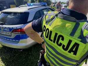 Policjant i radiowóz.