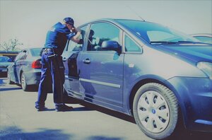 Policjant i pojazd.