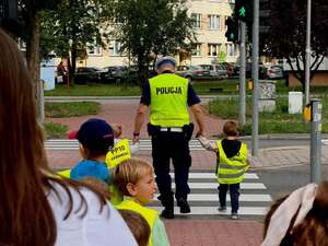 Pierwsza lekcja w terenie. Uczennice klasy mundurowej razem z policjantami uczyły najmłodszych bezpieczeństwa.