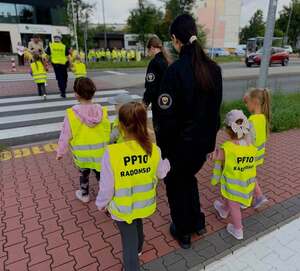 Pierwsza lekcja w terenie. Uczennice klasy mundurowej razem z policjantami uczyły najmłodszych bezpieczeństwa.