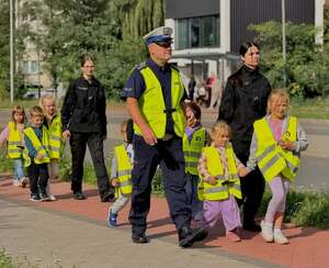 Pierwsza lekcja w terenie. Uczennice klasy mundurowej razem z policjantami uczyły najmłodszych bezpieczeństwa.